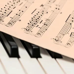 spartito sulla tastiera di un pianoforte